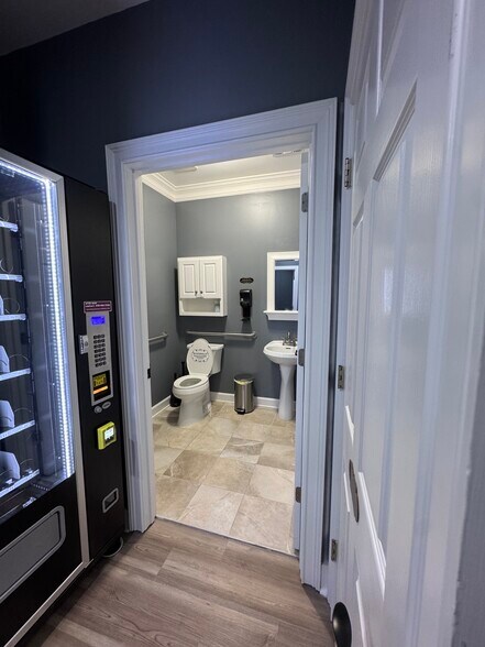 More Photos Of 301-304 Macy Dr, Roswell Medical For Lease