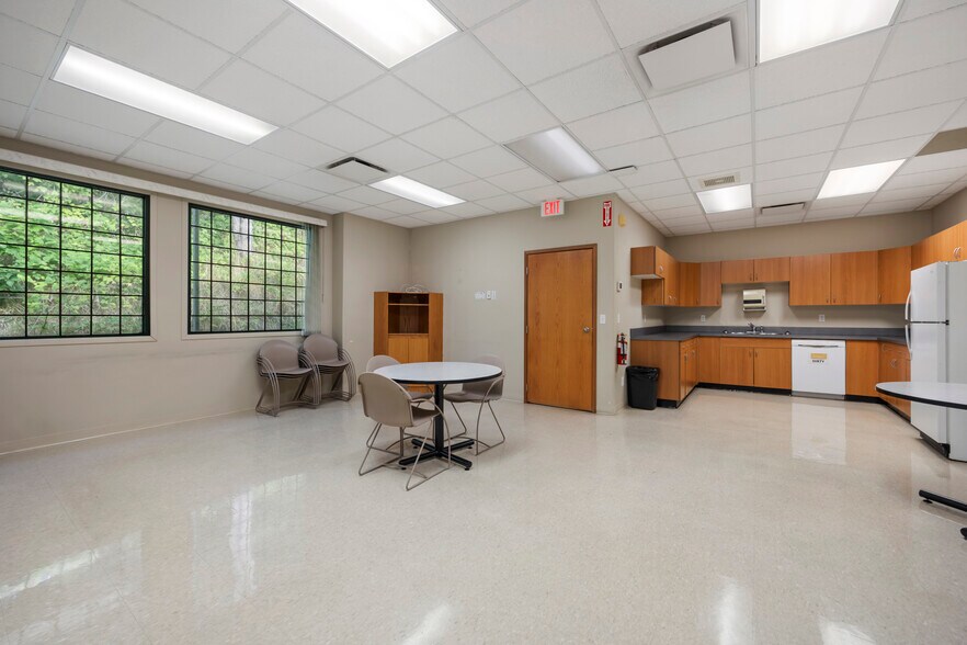 More Photos Of 32423 Lougheed Hwy, Mission Bank For Lease