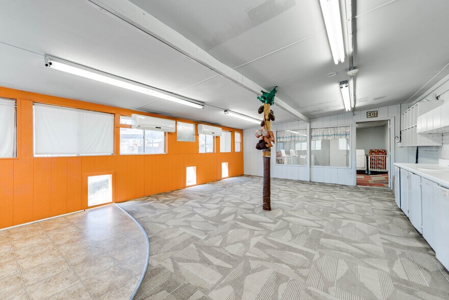 More Photos Of 1005 Austin St, Midland Storefront For Sale