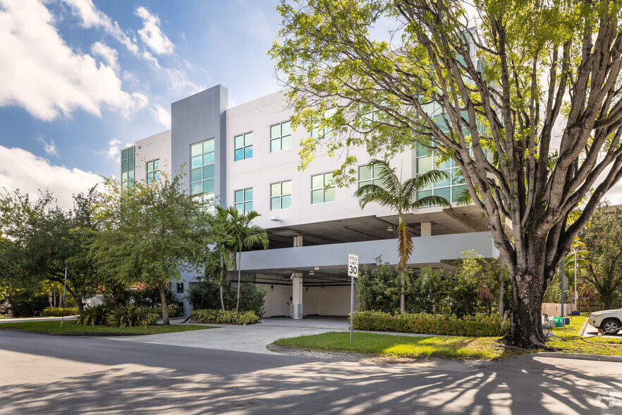 Primary Photo Of 657 South Dr, Miami Springs Office For Lease