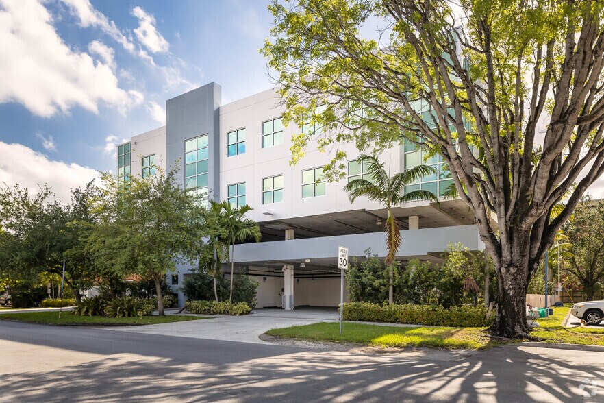 More Photos Of 657 South Dr, Miami Springs Office For Lease