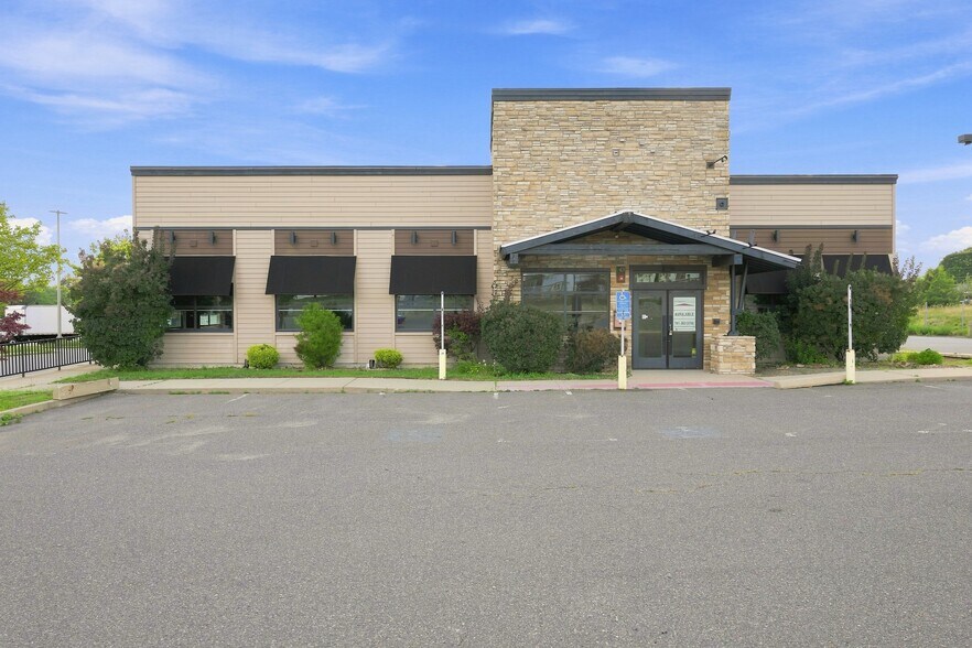 More Photos Of 726 W Center St, West Bridgewater Restaurant For Lease