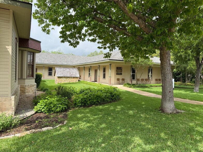 More Photos Of 411 W Main St, Round Rock Unknown For Lease