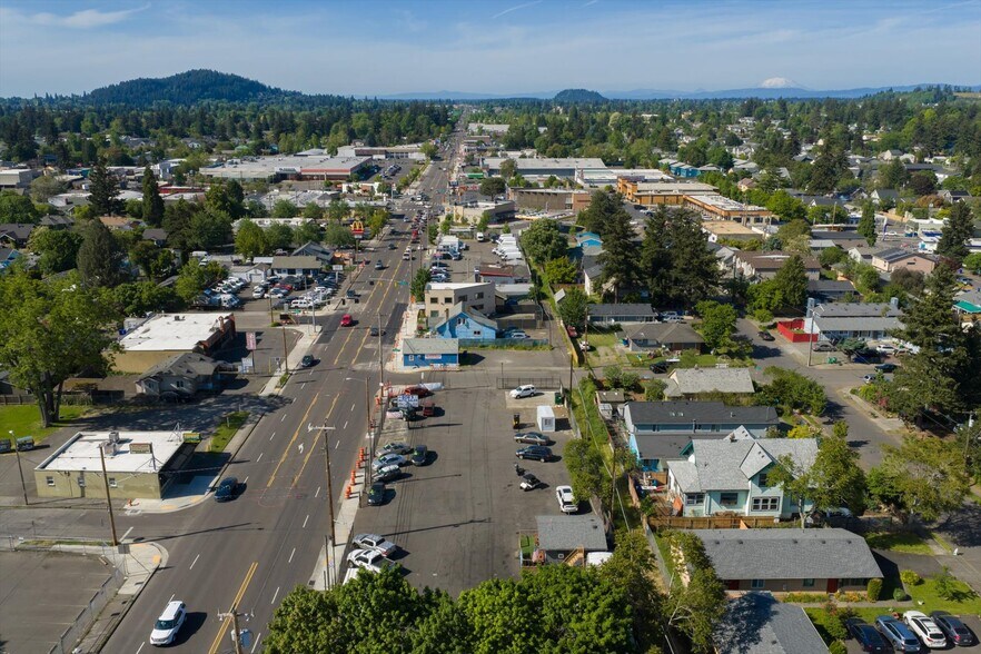 More Photos Of 5826 SE 82nd Ave, Portland Auto Dealership For Sale