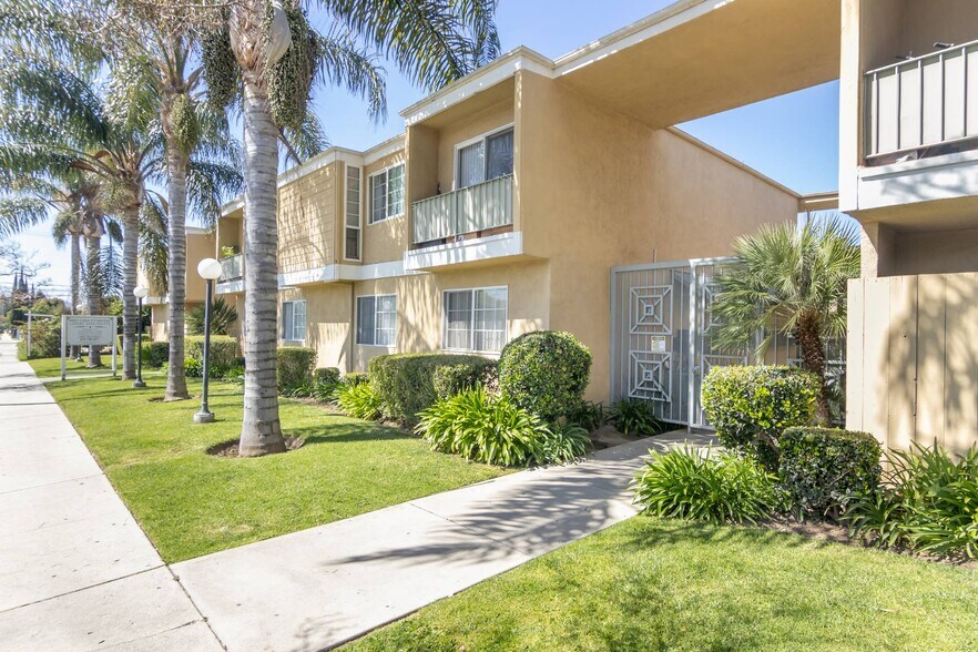 More Photos Of 8523 Etiwanda Ave, Northridge Apartments For Sale
