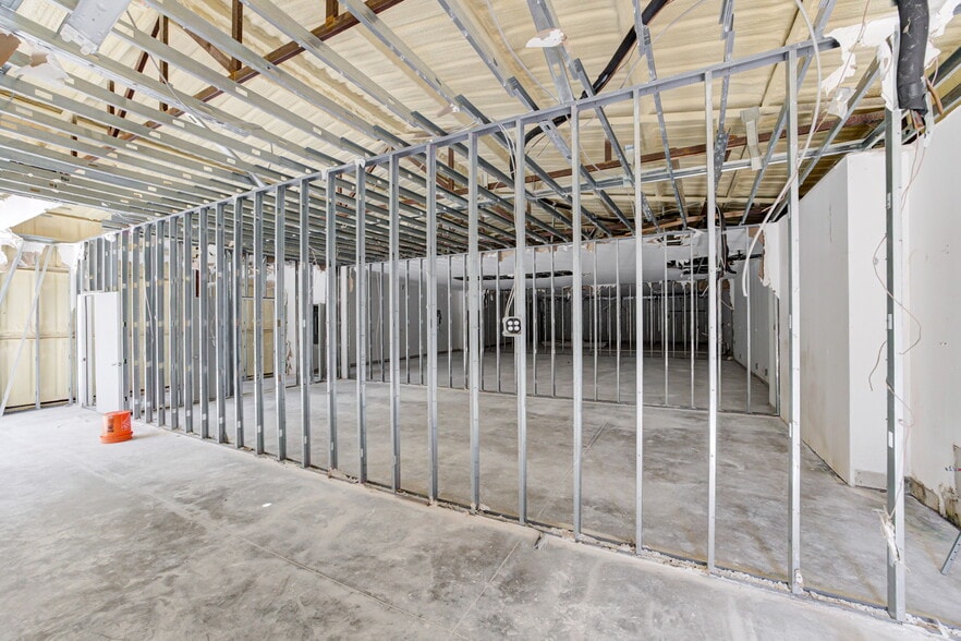 More Photos Of 3875 E Waterloo Rd, Edmond Warehouse For Lease