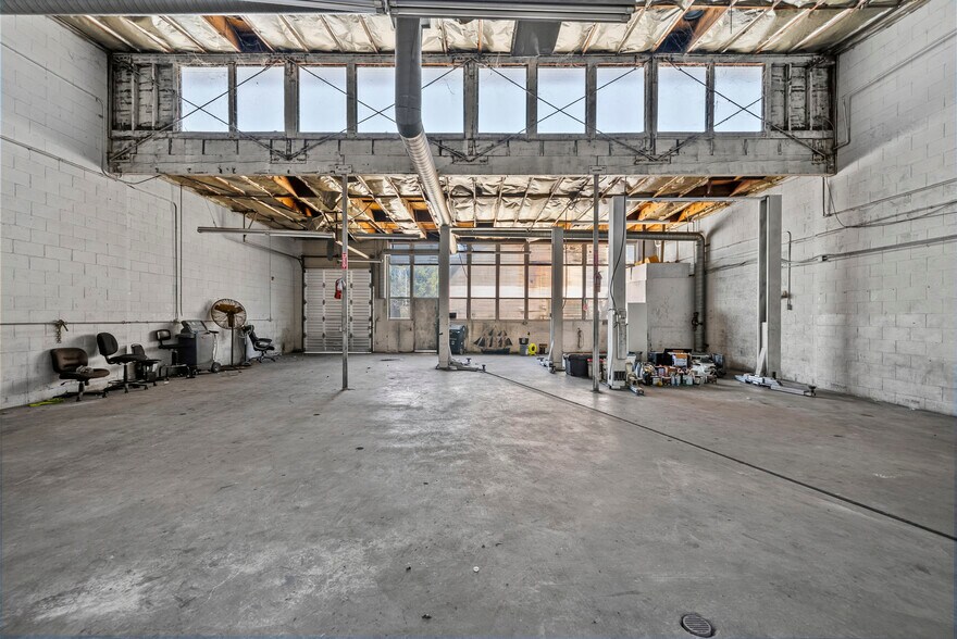 More Photos Of 14233 Oxnard St, Van Nuys Service For Lease