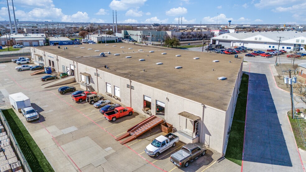 More Photos Of 13908-13910 Distribution Way, Farmers Branch Distribution For Lease