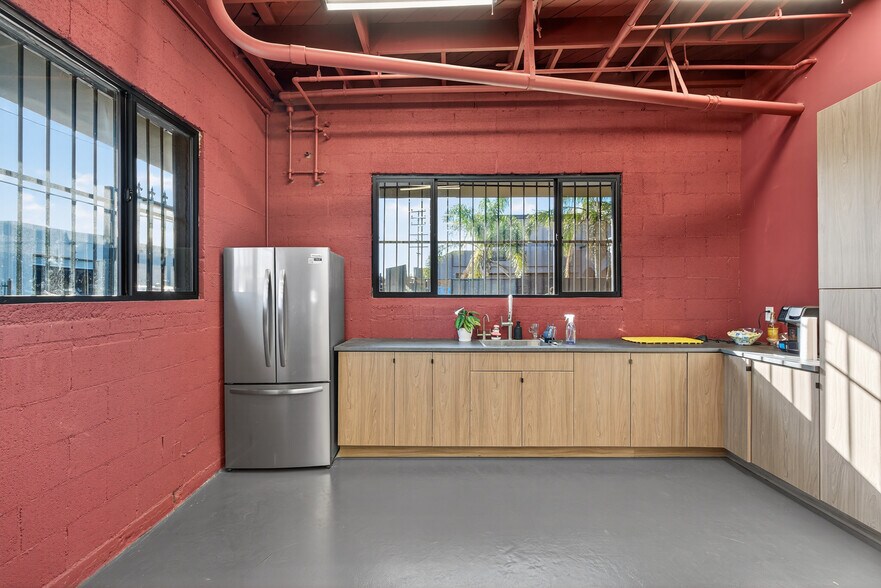 More Photos Of 7225 Fulton Ave, North Hollywood Warehouse For Lease