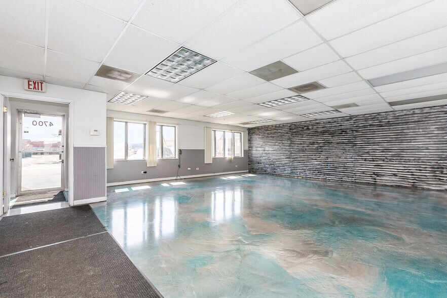 More Photos Of 4700 W 137th St, Crestwood Warehouse For Lease