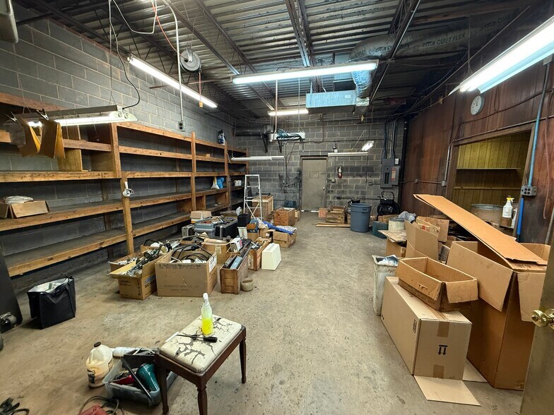 More Photos Of 1100-1102 English Rd, High Point Manufacturing For Sale