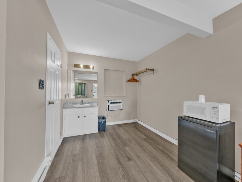 More Photos Of 2889 Howard Av, Windsor Hotel For Sale