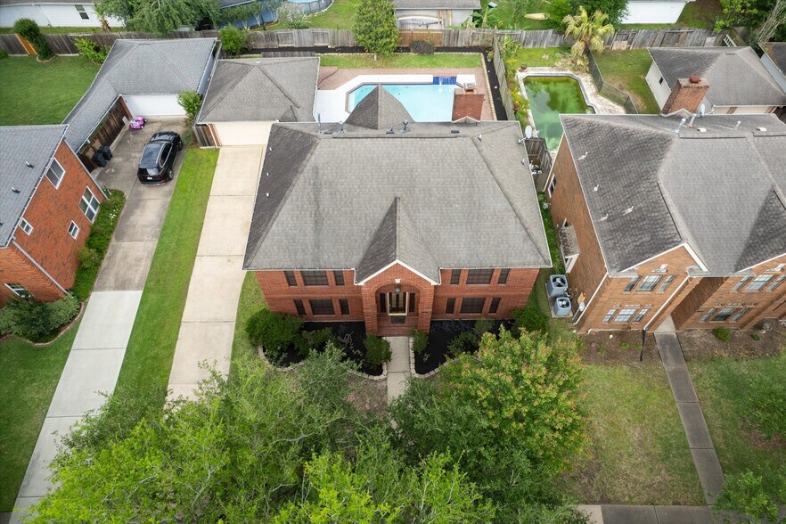 More Photos Of 124 Lake Point Dr, League City Specialty For Sale