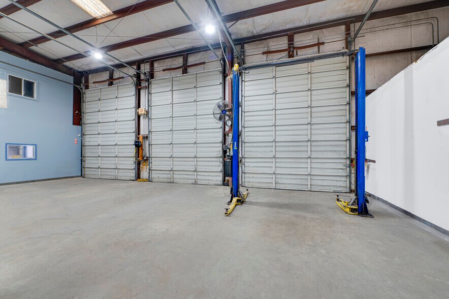 More Photos Of 8621 Antelope Dr, Houston Service For Lease