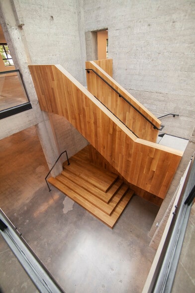 More Photos Of 827 NE Oregon St, Portland Unknown For Lease