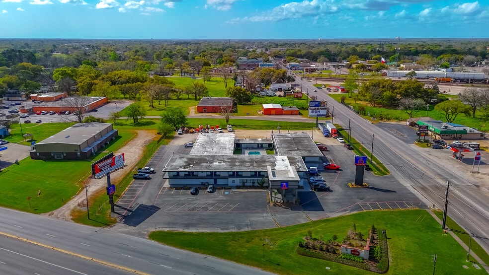More Photos Of 110 E Highway 6, Alvin Hotel For Sale