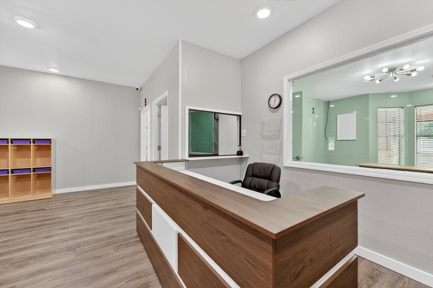 More Photos Of 109 Jasper Dr, Marshall Office For Sale