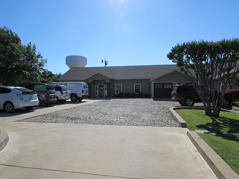 More Photos Of 621 N Main St, Grapevine Office For Sale
