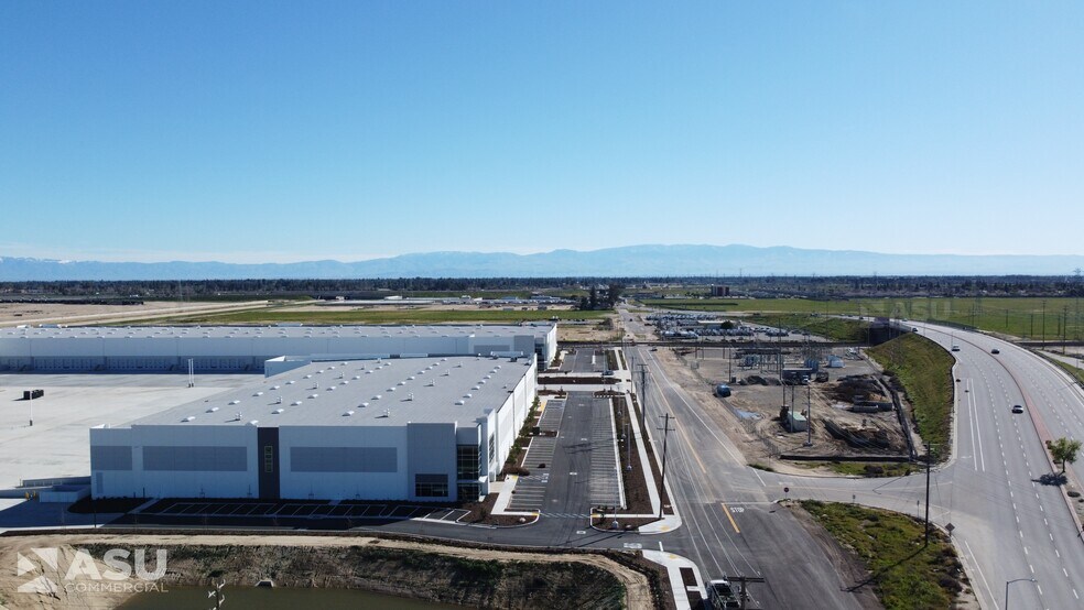 More Photos Of 2204 Coffee Rd, Bakersfield Showroom For Lease