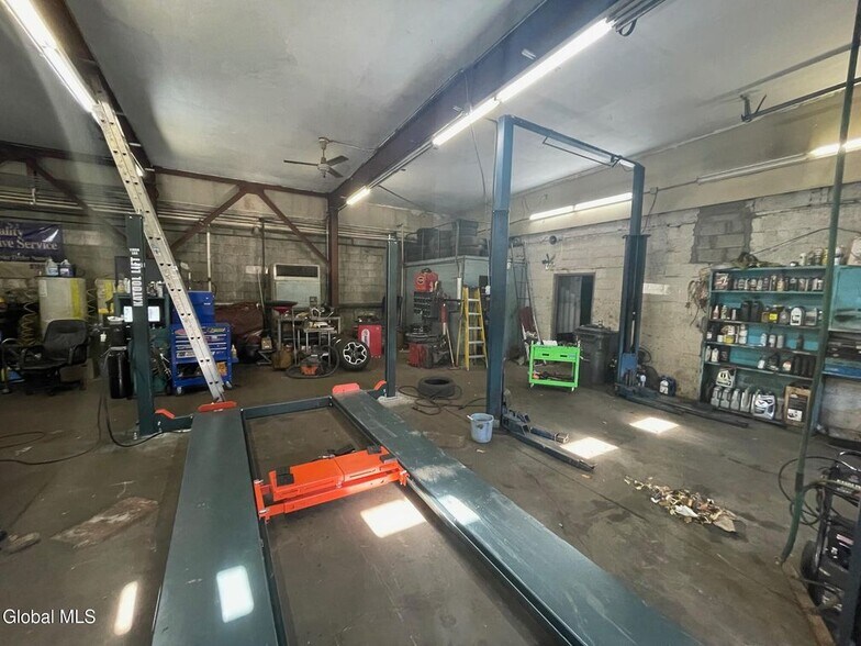 More Photos Of 152 Speigletown Rd, Troy Auto Repair For Sale