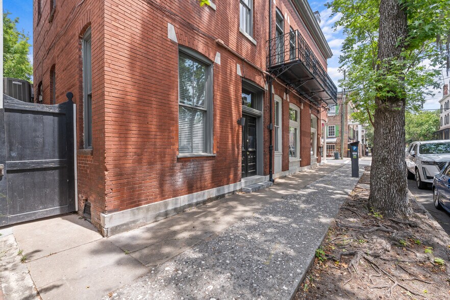 More Photos Of 417 Whitaker St, Savannah Storefront Retail Residential For Sale