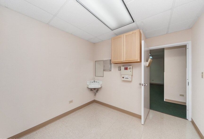 More Photos Of 6374 N Lincoln Ave, Chicago Medical For Lease