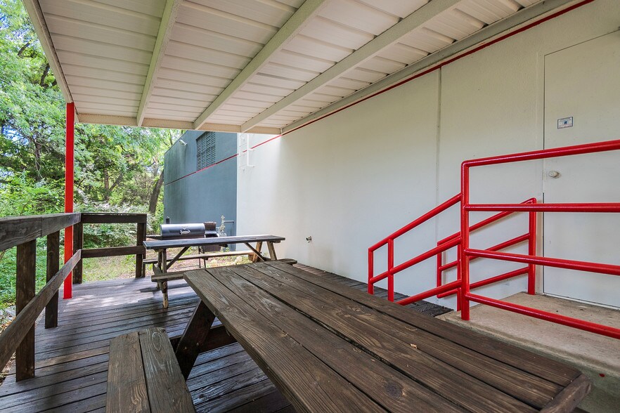 More Photos Of 4510 Duncanville Rd, Dallas Distribution For Sale