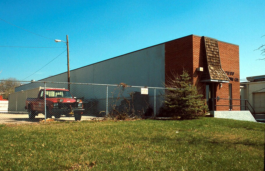 More Photos Of 10401 Trenton Ave, Overland Warehouse For Sale