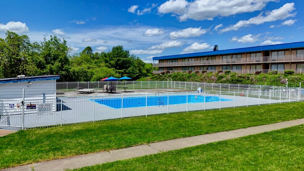 More Photos Of 52601 Holiday Dr, Saint Clairsville Hotel For Sale