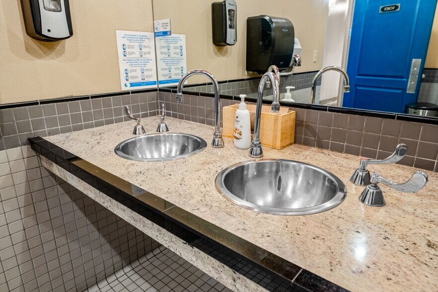 More Photos Of 701 E 2nd Ave, Durango Showroom For Lease