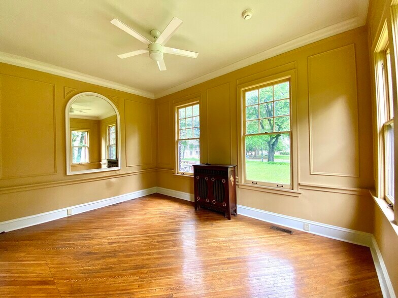 More Photos Of 219 N Broadway St, Tupelo General Retail For Lease