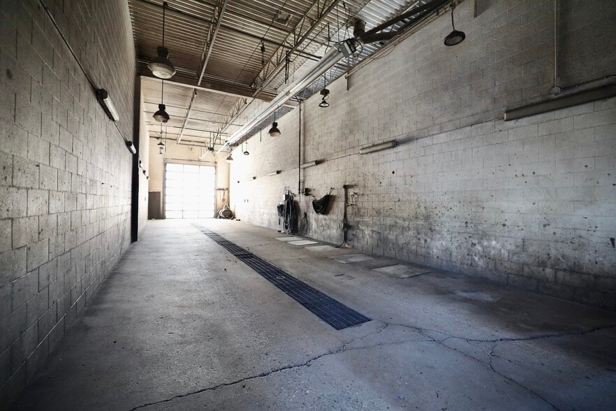 More Photos Of 8715 44th St SE, Calgary Warehouse For Sale