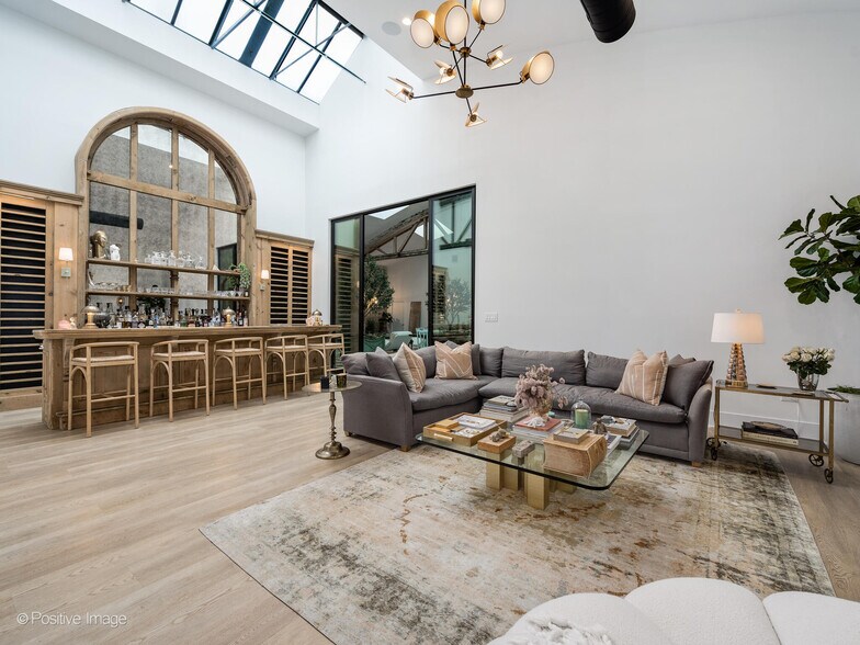 More Photos Of 2733 N Pulaski Rd, Chicago Showroom For Sale