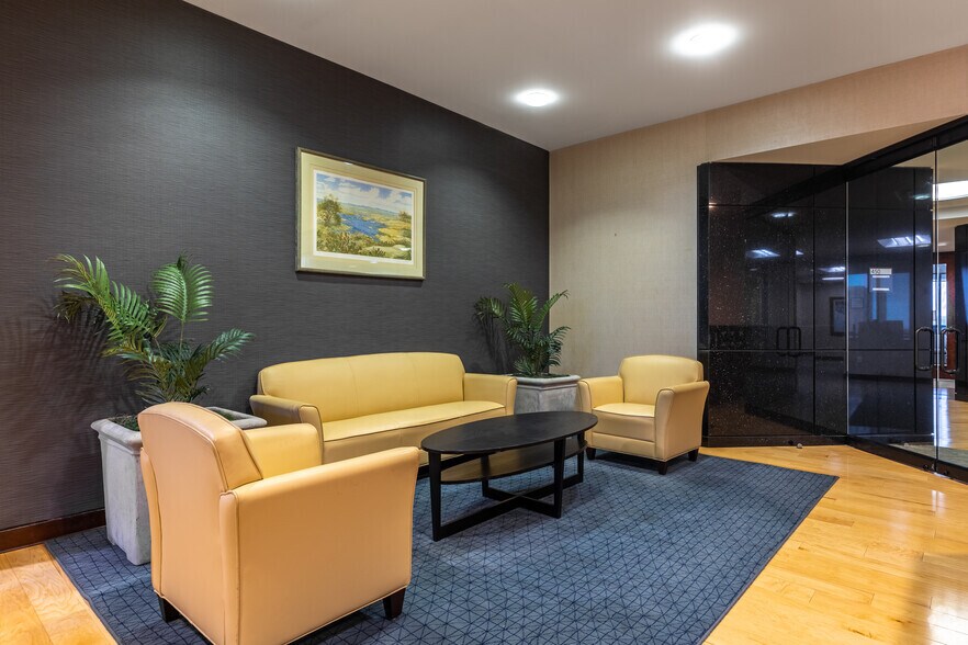 More Photos Of 13465 Midway Rd, Farmers Branch Office For Lease