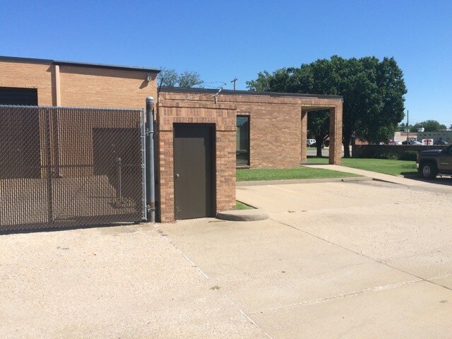 More Photos Of 2901 S Kansas St, Wichita Flex For Lease