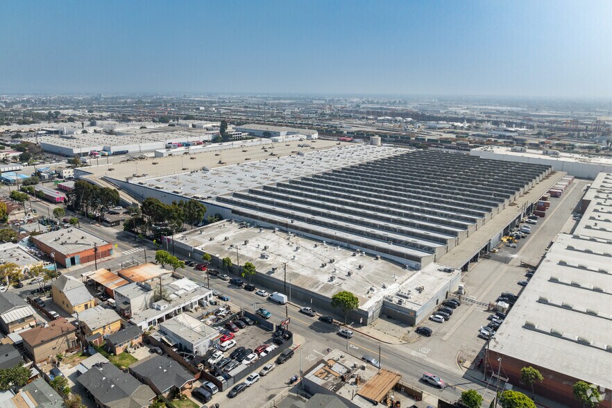 More Photos Of 4000 Union Pacific Ave, Commerce Distribution For Lease