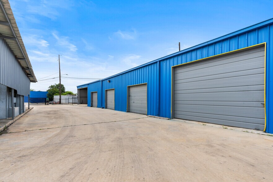 More Photos Of 103 Blanco Rd, San Antonio Auto Repair For Lease