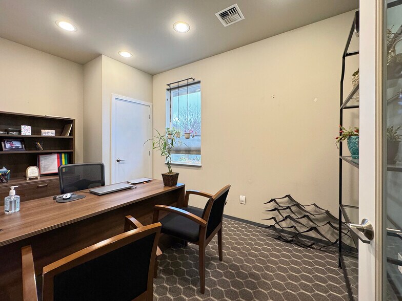 More Photos Of 542-544 N 5th Ave, Sequim Medical For Sale