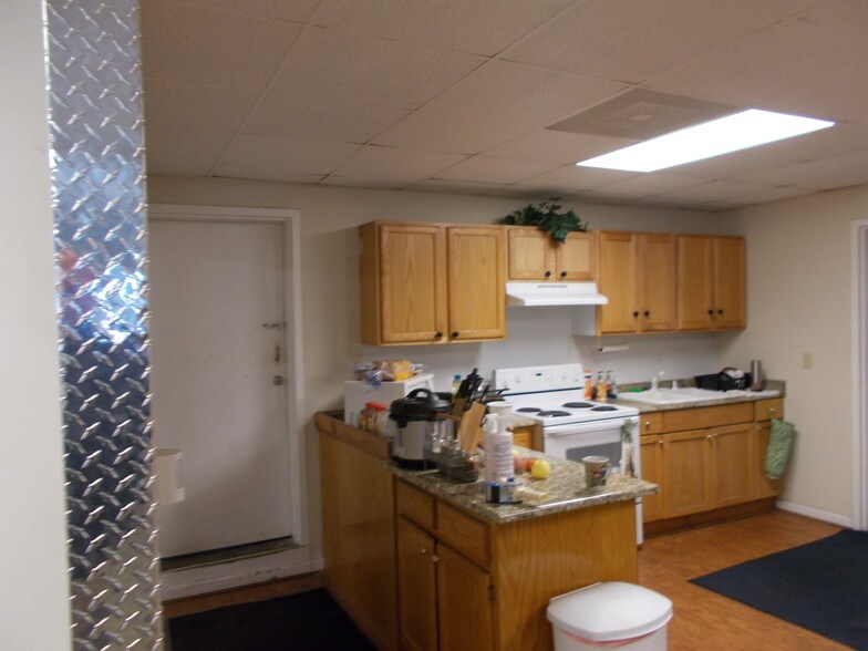 More Photos Of 225 W Hill St, Thomson Industrial For Sale