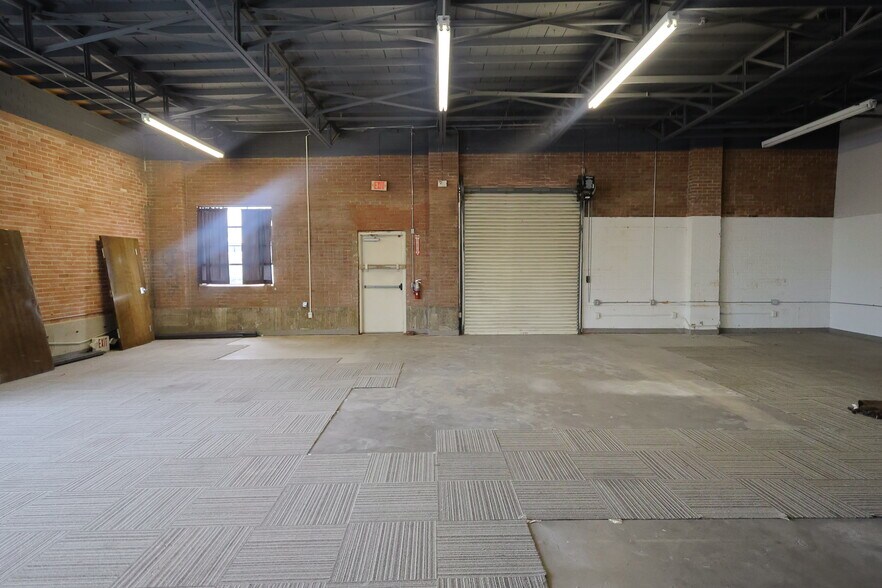 More Photos Of 2727 W Mockingbird Ln, Dallas Unknown For Lease