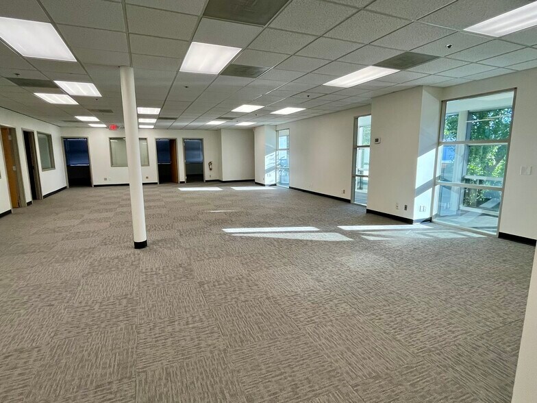 More Photos Of 7320 E Butherus Dr, Scottsdale Office For Lease