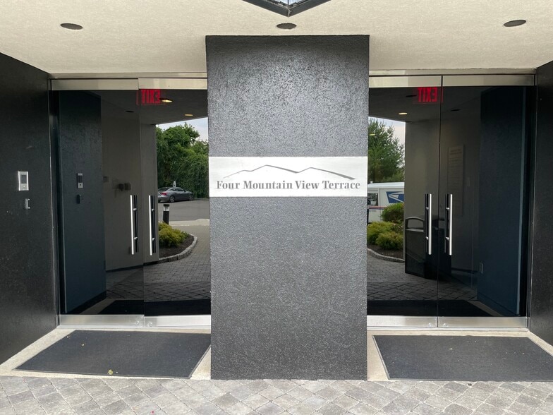 More Photos Of 4 Mountainview Ter, Danbury Office For Lease