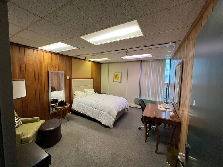 More Photos Of 136 Center St, Old Town Office For Sale