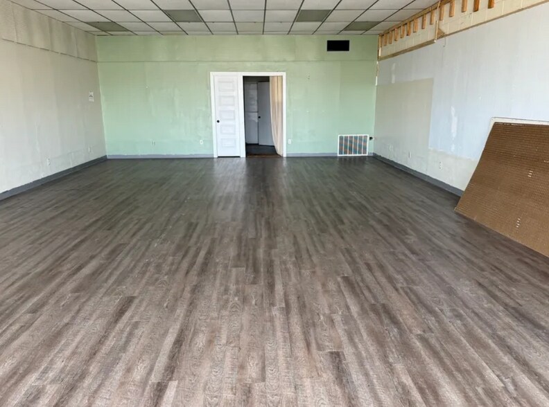 More Photos Of 1443-1445 W Whittaker St, Salem Storefront For Sale