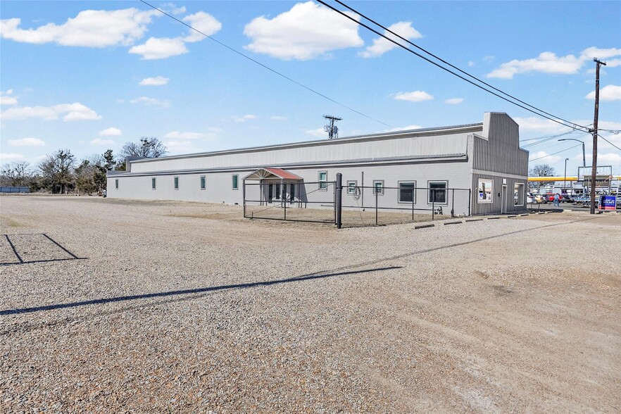 More Photos Of 2301 N Main St, Paris Freestanding For Sale