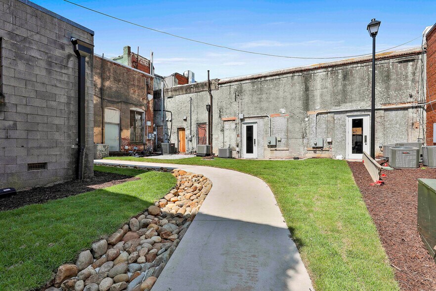 More Photos Of 7 Jackson St, Newnan Storefront For Lease