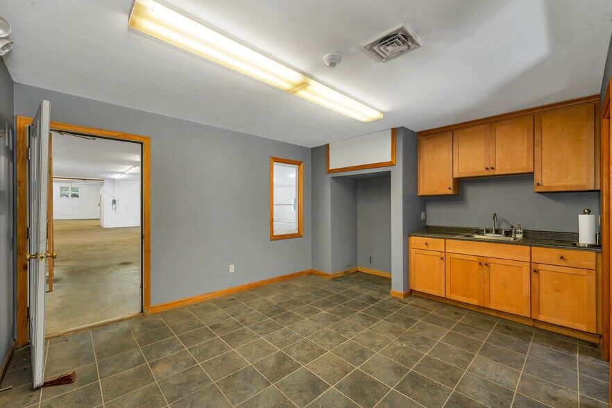 More Photos Of 147 Middle Rd, Center Tuftonboro Warehouse For Sale