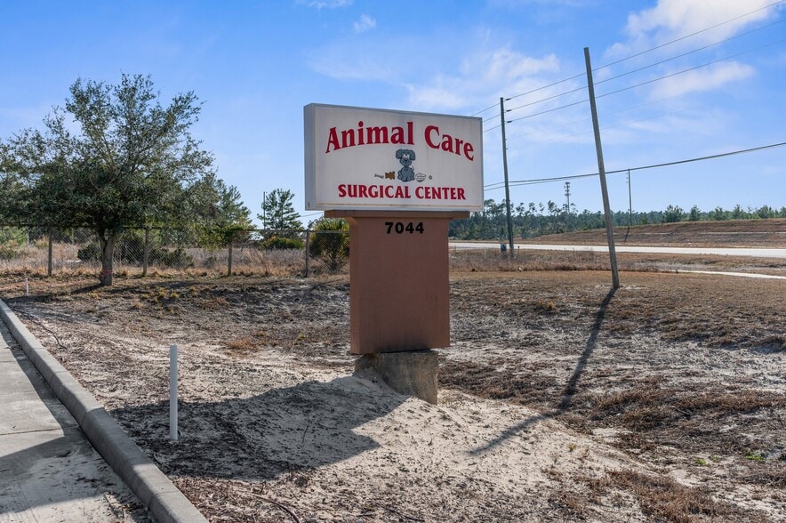 More Photos Of 7044 Commercial Way, Weeki Wachee Office For Sale