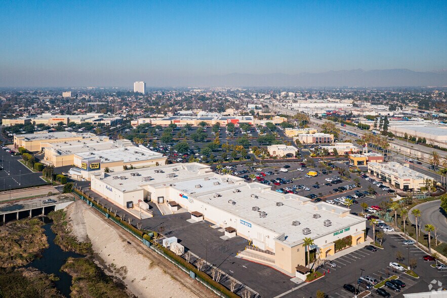 More Photos Of 200-208 Towne Center Dr, Compton Storefront For Lease