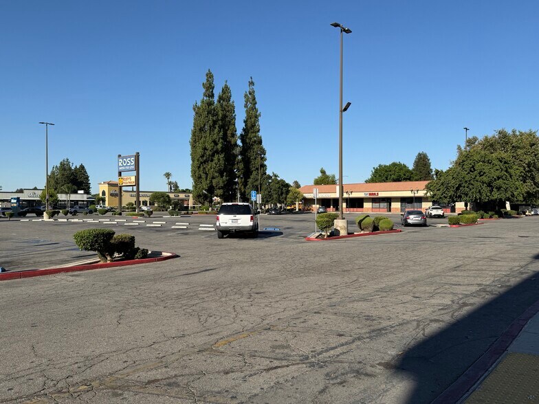 More Photos Of 5400 Olive Dr, Bakersfield General Retail For Lease